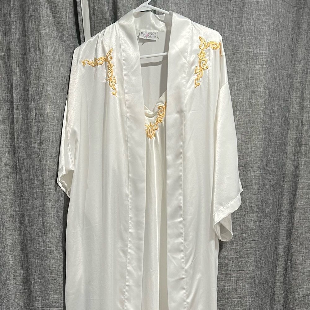 val mode lingerie white satin nightgown vintage SZ Med with floor length robe